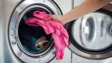 Ce trebuie să faci cu rufele înainte de a le băga în maşina de spălat. Aşa nu se vor decolora
