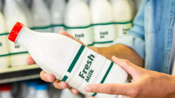 Lapte cu apă oxigenată și sodă caustică, în mai multe supermarketuri. Cum au aflat autorităţile de această manevră