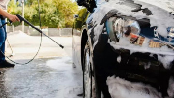Cum să speli corect mașina la o spălătorie self. Partea care trebuie curățată prima dată