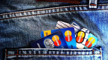 O bancă din România înlocuiește toate cardurile Mastercard. Până când mai pot fi folosite